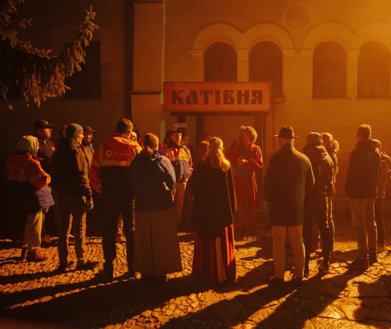 Вечірня Кам'янець-Подільська фортеця, підсвічена факелами — локація для корпоративу компанії Cemark в Україні